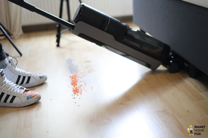 Reinigung unter Möbeln mit dem Dreame Wischsauger